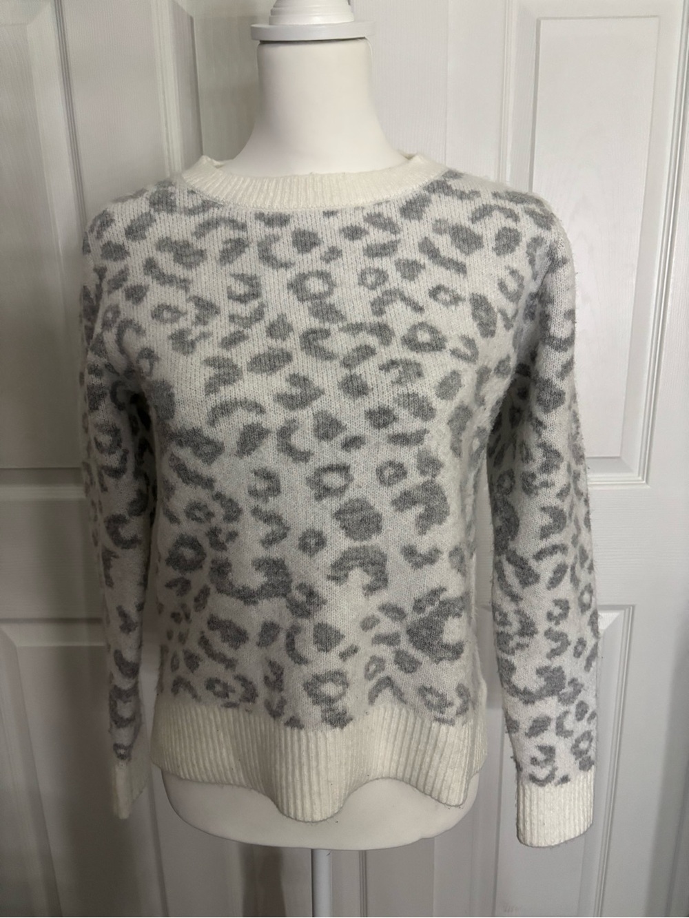 89th & Madison Gray/White Animal Print Knit Crew Neck Pullover Sweater S